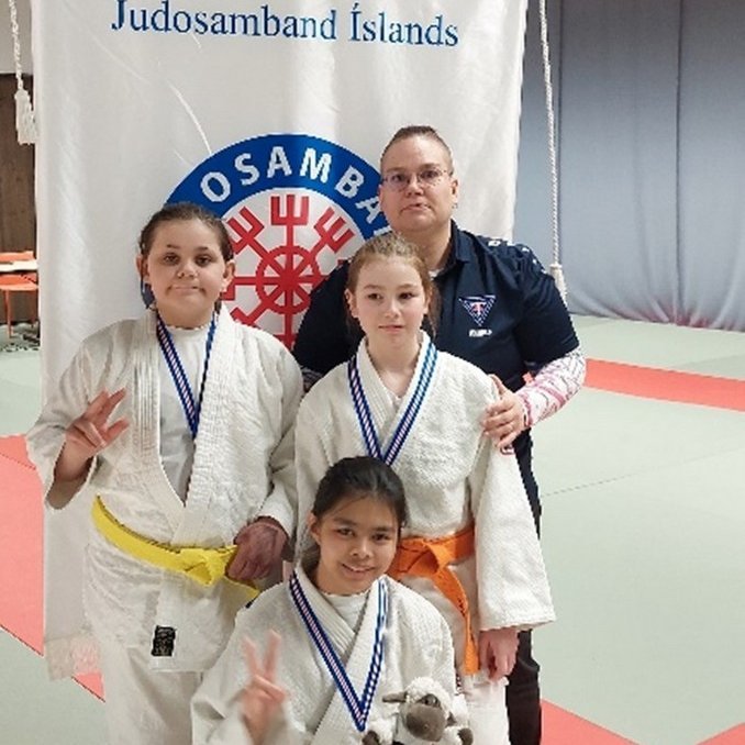 Harpa Sóllilja Guðbergsdóttir, Caitlynn Morrie Sandoval Mertola og Jóhanna María Grétarsdóttir ásmat þjálfara sínum Anniku Noack.