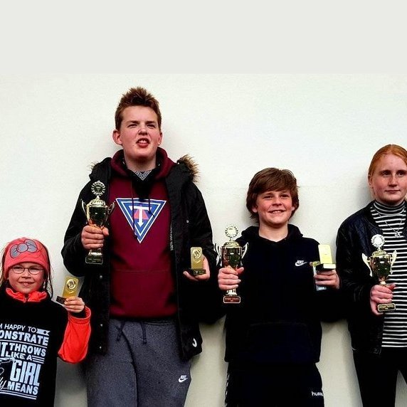 Frá vinstri: Jóhanna María Grétarsdóttir Noack með bestu mætinguna, Veigar Þór Sigurðarson sýndi mestu framfarirnar, Haukur Rafn Sigurðsson efnilegasti júdómaðurinn og Þóranna Ásdís Fjólmundsdóttir efnilegasta júdókonan. Á myndina vantar Arnór Frey Fjólmundsson sem valinn var besti júdómaðurinn. Mynd: Katharina Sommermeier.