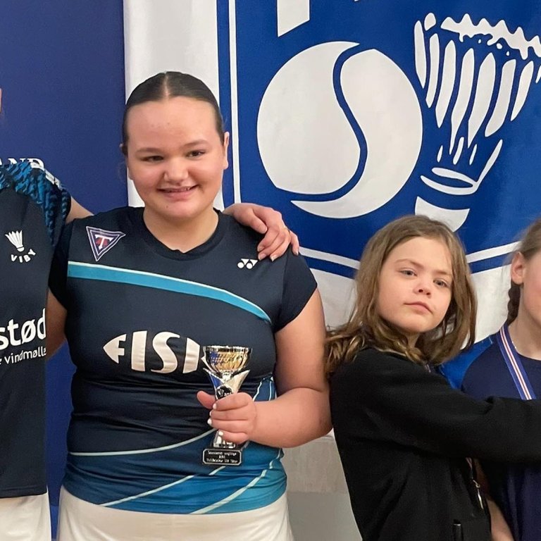 Júlía Marín, önnur frá vinstri, varð Íslandsmeistari í tvenndarleik í félagi við Guðrúnu Margréti Halldórsdóttur. Með þeim á myndinni eru þær Alda Máney Björgvinsdóttir og Kamilla Maddý Heimisdóttir frá Siglufirði. MYND AF SÍÐU BADMINTONDEILDAR TINDASTÓLS