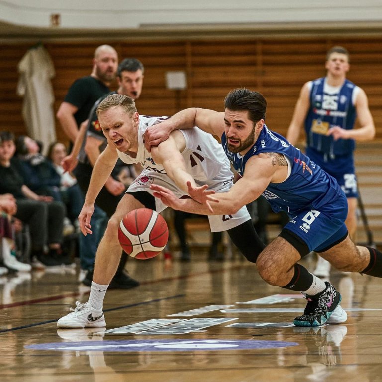 Júlíus Orri í baráttunni um boltann en hann átti flottan leik í gær. MYND: ©SIGURÐUR INGI