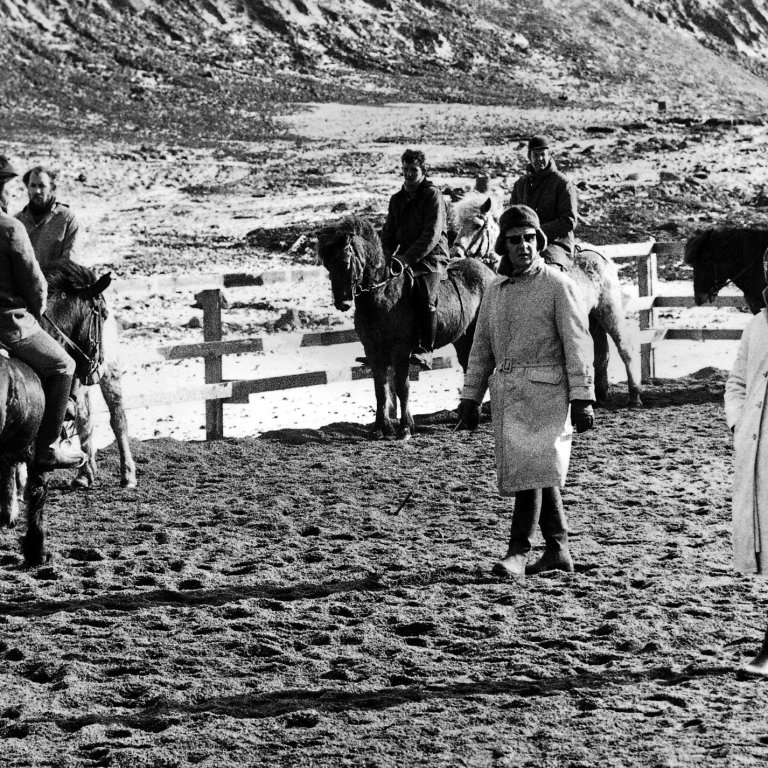 Frá fyrsta eiginlega reiðnámskeiðinu sem haldið var á Íslandi, fór það fram í nýbyggðu reiðgerði hestamannafélagsins Fáks í Reykjavík í mars 1971. Kennarar voru Walter Feldmann eldri og yngri og þeim til aðstoðar Ragnheiður Sigurgrímsdóttir menntaður reiðkennari frá Þýskalandi og í forystusveit FT á fyrstu árunum, á myndinni eru Feldmann eldri og Ragnheiður ásamt hluta þátttakenda. Mynd úr safni SÍH, ljm.: Frifþj. Þorkelss.