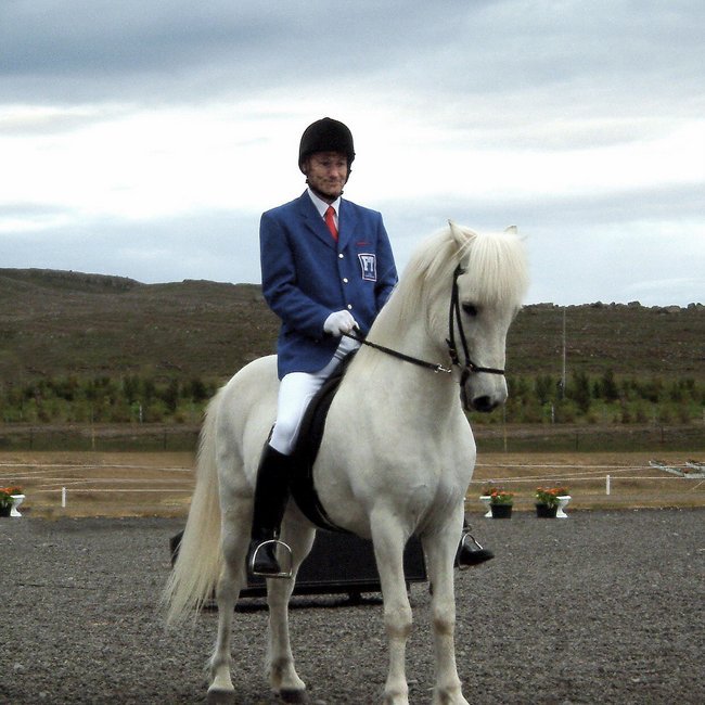 Hrímnir frá Hrafnagili var heiðraður á landsmótinu 2002, eigandi hans og knapi: Björn Sveinsson á Varmalæk er klæddur í félagsbúning FT alfarið í samræmi við sem segir í tölulið 13.1 í lögum félagsins: „Búningur félagsins er blár jakki með merki félagsins á brjóstvasa, hvítar buxur, hvít skyrta, rautt bindi og rauður klútur í brjóstvasa. Mynd úr safni SÍH úr Íslenski hesturinn, útg. MM og SÍH, 2004, bls. 264.