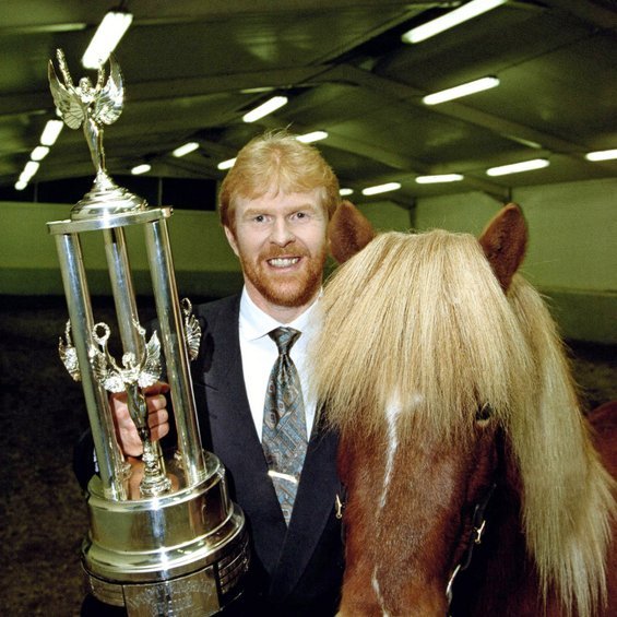 Sigurbjörn Bárðarson var kjörinn íþróttamaður ársins árið 1993 en það er æðsta viðurkenning sem veitt er í íslenskum íþróttaheimi. Sigurbjörn er eini hestaíþróttamaðurinn sem hefur hlotið þennan heiður. Hesturinn á myndinni er Oddur frá Blönduósi farsæll keppnishestur Sigurbjarnar í tölti. Ljósmynd: Brynjar Gauti Sveinsson.