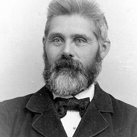 Ólafur Briem, (1851-1925), alþingismaður Skagfirðinga 1886–1919. Ólafur lauk stúdentsprófi Lsk. 1870 og gerðist skrifari hjá föður sínum, Eggerti Briem, sýslumanni Skagfirðinga, til ársins 1884. Bóndi á Frostastöðum í Blönduhlíð 1885–1887 og á Álfgeirsvöllum í Efribyggð 1887–1920, (oddviti Lýtingsstaðahrepps 1907–1920), en fluttist þá til Reykjavíkur og varð aðstoðarmaður í fjármálaráðuneytinu til æviloka. Settur sýslumaður í Skagafjarðarsýslu nokkrum sinnum um lengri eða skemmri tíma. Forseti sameinaðs þings 1895, forseti neðri deildar 1914–1919, varaforseti neðri deildar 1889 og 1894, varaforseti sameinaðs þings 1897–1899, 1. varaforseti neðri deildar 1909. Mynd og æviágrip af vef Alþingis.
