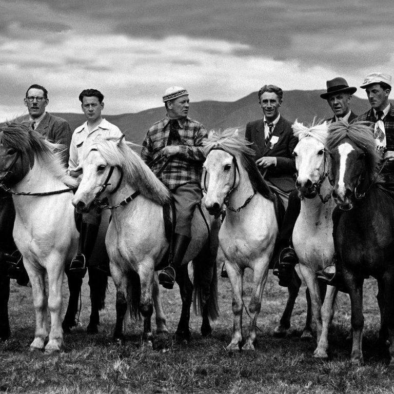Efstu gæðingar á landsmótinu 1950 ásamt fríðum hópi knapa. Á þessari merkilegu mynd má þekkja sögufræða menn og hesta: Þriðji frá vinstri er Sigurður Ólafsson söngvari og skeiðkóngur á Hetti frá Eyhildarholti og við hlið hans Magnús Gunnarsson í Ártúni á Rangárvöllum á hesti sínum Króki, fyrir miðju á gráum hestum eru tveir Nautabúsbræðra, þeir Pálmi Jónsson (í Kveldúlfi) og Jón Jónsson bóndi á Hofi á Höfðaströnd á Gormi og Stormi frá Hofi og þar við hliðina Sveinn Guðmundsson á Árna-Blesa sem þjóðskáldið Hannes Pétursson lýsti á einum stað í kvæði sem Orminum-Langa í fylkingu hrossa. Ljm. Morgunblaðið / Ólafur K. Magnússon.