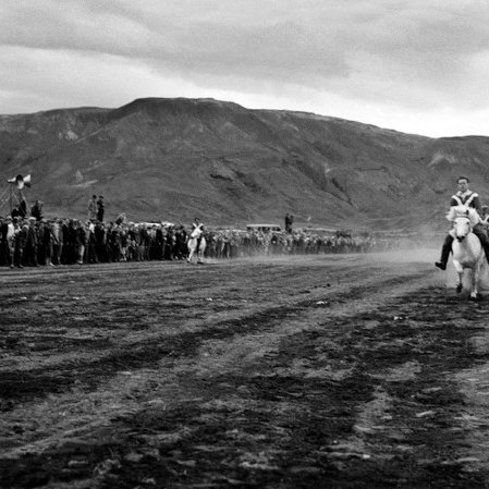Myndatexti: Sigurður Ólafsson, skeiðkóngur og söngvari, lætur gamminn geysa á fyrsta landsmótinu á Þingvöllum árið 1950. Þá var lögð skeiðbraut á Leirunum neðan Hvannagjár. Ljsm.: Ólafur K. Magnússon.