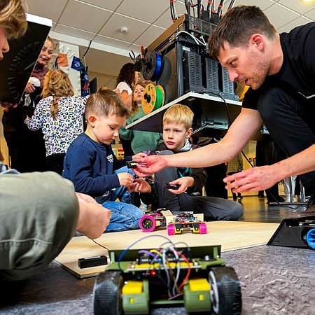 Það var margt brallað í vísindahúsinu. Mynd: Kristinn Ingvarsson