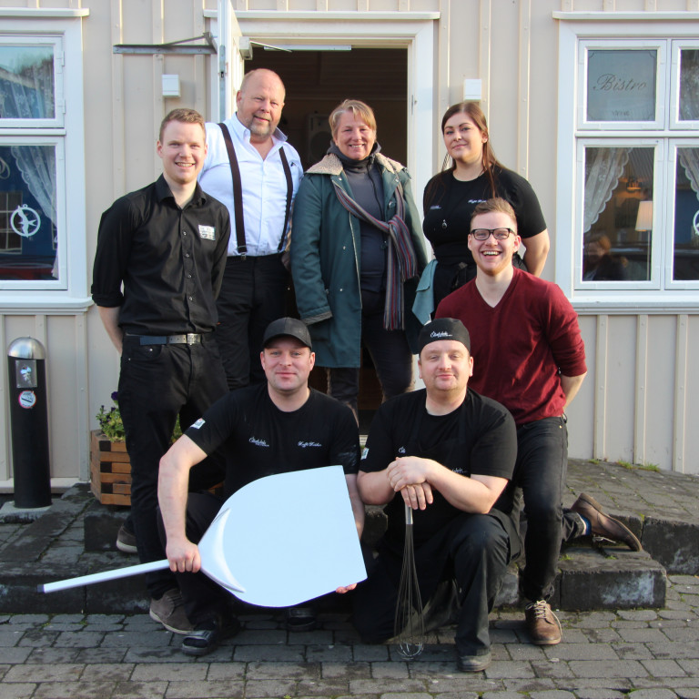 Það var létt yfir stafsfólki og eigendum á Kaffi Krók þegar staðurinn opnaði eftir breytingar á mánudaginn var. Standandi frá vinstri:  Gísli Rúnar Óskarsson, Tómas Árdal, Selma Hjörvarsdóttir og Ausra Ceglyte. Sitjandi f.v.: Kjartan Skarphéðinn Ástráðsson, Stefán Ingi Svansson og Óli Grétar Óskarsson. Mynd: KSE