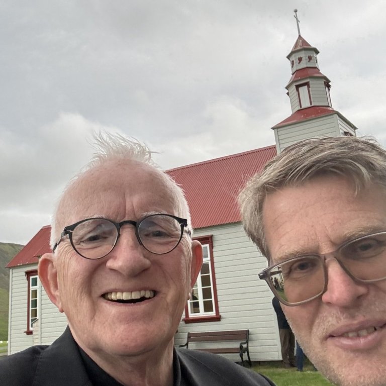 Séra Karl V. Matthíasson og Friðrik Þór Jónsson við Goðdalakirkju.