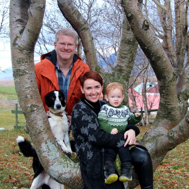 Karl Jónsson, Guðný Jóhannesdóttir, ásamt Þórhalli Jóni (Halla) syni sínum og heimilishundinum að Öngulsstöðum. Ljósm./BÞ