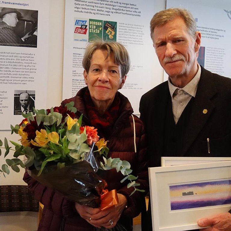 Kalli og Anna Bára Sigurjónsdóttir kona hans með verðlaunin. MYND: ÓAB