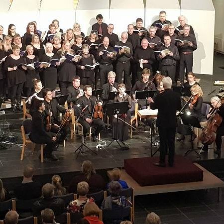 Skagfirski kammerkórinn,Kammerkór Norðurlands,Sinfóníetta Vesturlands undir stjórn Guðmundar Óla Gunnarssonar, einsöngvari Helga Rós Indriðadóttir, Langholtskirkja október 2018. Magnificat eftir John Rutter. Mynd af Facebooksíðu Kammerkórs Skagafjarðar.