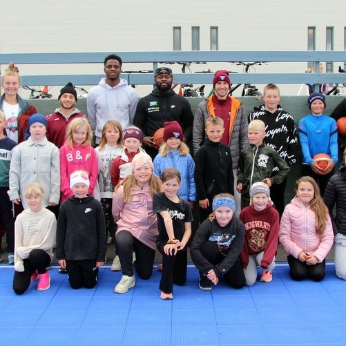 Leikmenn meistaraflokka Tindastóls, ásamt þjálfurunum Friðriki Hrafni og Jan Bezica, léku sér í körfubolta með krökkunum í Árskóla í morgun. Mikil mildi þótti að hægt var að fá þau til að standa kyrr rétt á meðan smellt var af myndavelinni. Mynd: PF.