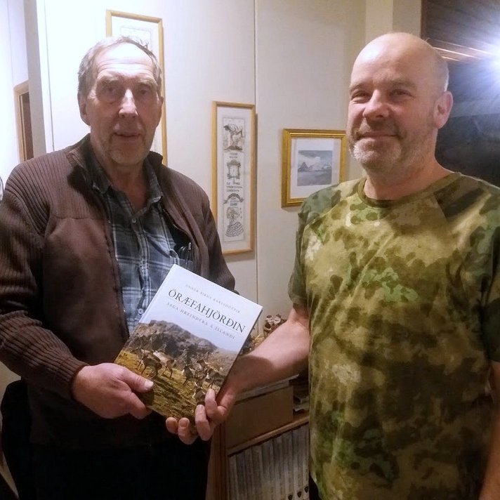 Bjarni Maronsson afhendir Kára Gunnarssyni þakklætisvott fyrir unnin störf. Aðsend mynd.