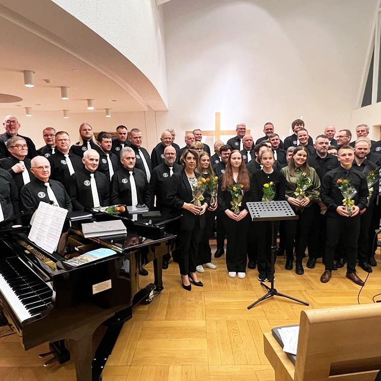 Karlakór Bólstaðarhlíðarhrepps á afmælistónleikunum í Blönduóskirkju. Auk kórfélaganna má sjá einsöngvara, hljómsveitarfólk, stjórnanda og undirleikara á myndinni. MYNDIR: HBE