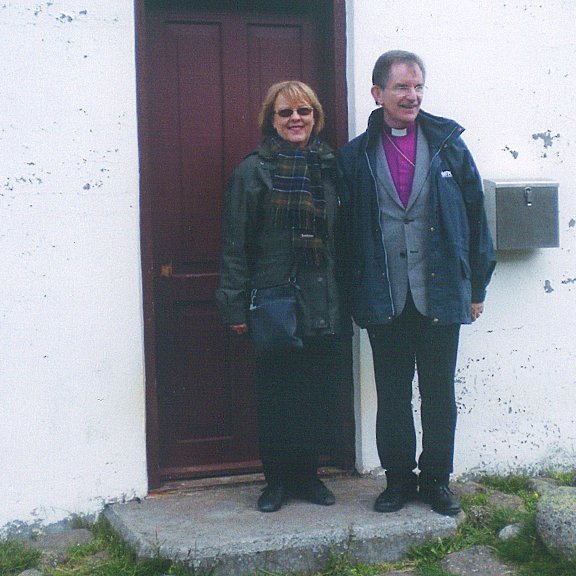 Biskupshjónin framan við dyr Ábæjarkirkju. Mynd aðsend.