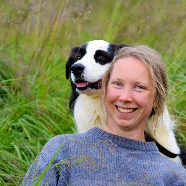 Karólína ásamt góðum vini. MYND AF HÚNAHORNINU