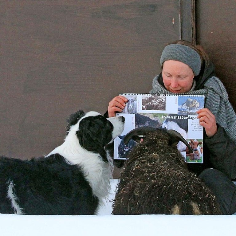 Karólína og félagar með dagatalið góða. MYND AF FACEBOOK