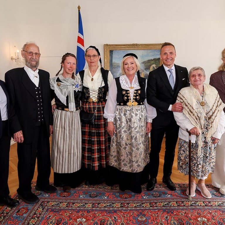 Föruneyti Karólínu á Bessastöðum. Frá vinstri: Matthildur Hjálmarsdóttir Þambárvöllum, Guðjón Vigfússon Húsatóftum, Karólína, Valgerður Auðunsdóttir Húsatóftum, þá forsetahjónin Halla og Björn, Sigurlaug Ólafs-dóttir frá Miklabæ og loks Stefanía Þorgeirsdóttir Keldum.   MYND AF FORSETI.IS