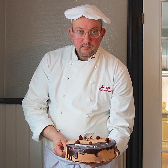 Konditormeistarinn og bakarinn Karsten Rummelhoff var í viðtali í fermingarblaði Feykis vorið 2016. Þessi mynd var tekin við það tilefni og þetta er því ekki kakan sem komst í úrslitin um Köku ársins 2021 – enda leyndó. MYND: FEYKIR