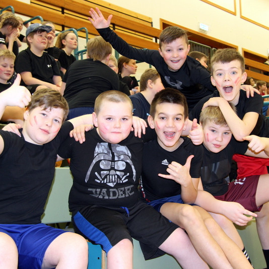 Kátir drengir á íþróttahátíð Árskóla. Það verður ekki langt að bíða að þeir etji kappi við kennara sína í körfubolta. Mynd: PF.