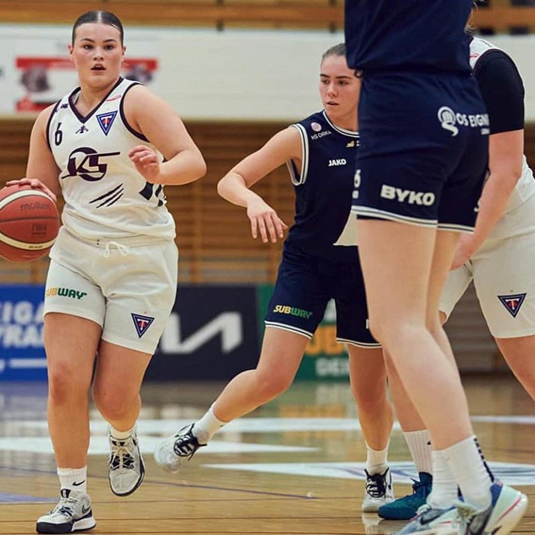 Klara Sólveig Björgvins setti tvo þrista í upphafi síðari hálfleiks og þeir reyndust stórir. Hér er hún með boltann í leik gegn Keflavík b á dögunum. MYND: SIGURÐUR INGI