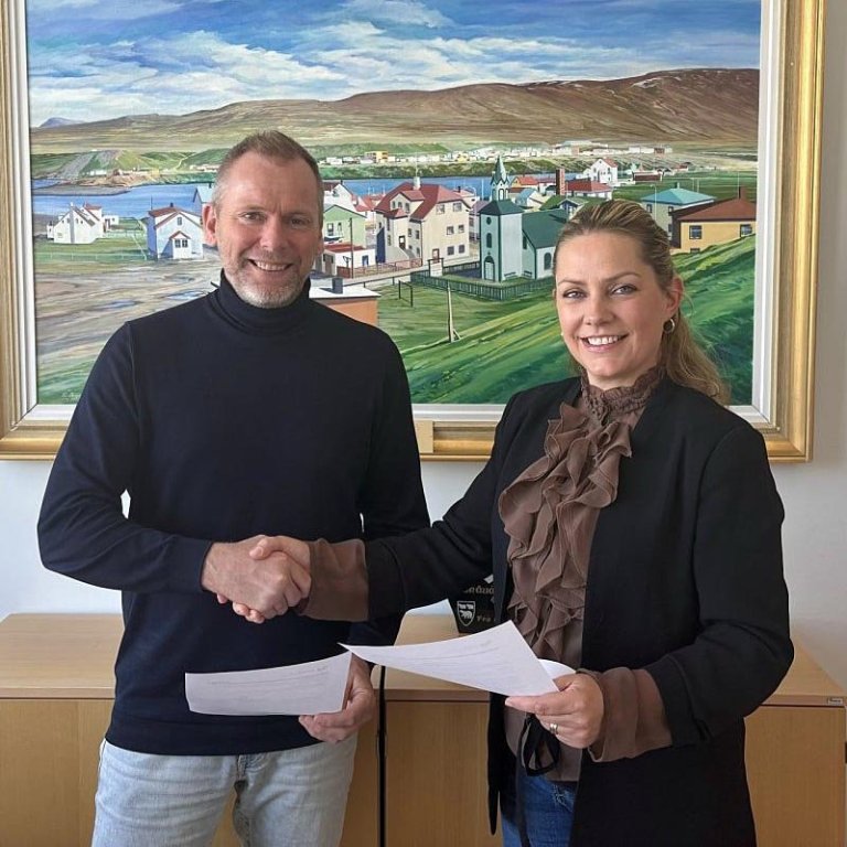 Pétur Arason, sveitarstjóri í Húnabyggð, og Katrín M. Guðjónsdóttir, framkvæmdastjóri SSNV, undirrita samning um verkefnið Tilraunagróðurhús: Það er ekki laust við að það sé hjónasvipur með þeim. MYND AF VEF SSNV