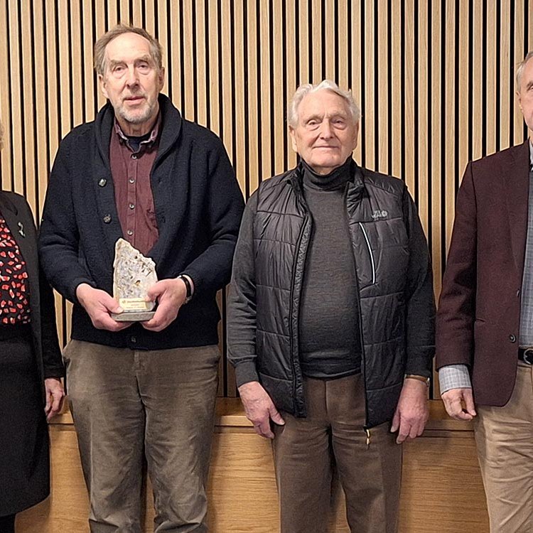 Herdís Á Sæmundardóttir varaformaður stjórnar, Bjarni Maronsson stjórnarformaður KS með gjöfina góðu, Aðalsteinn J. Maríusson og Þórólfur Gíslason kaupfélagsstjóri. Að neðan má sjá steininn fallega í bak og fyrir. MYNDIR: MARGRÉT GRÉTARS
