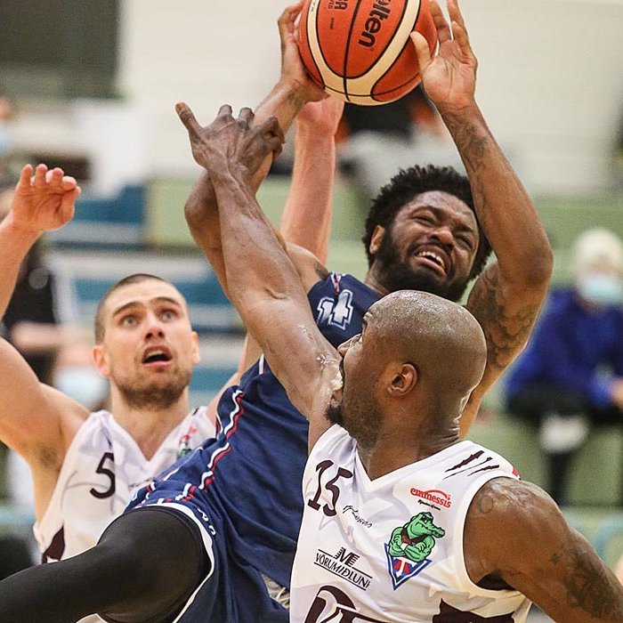 Keflvíkingar sækja að körfu Tindastóls. MYND: HJALTI ÁRNA