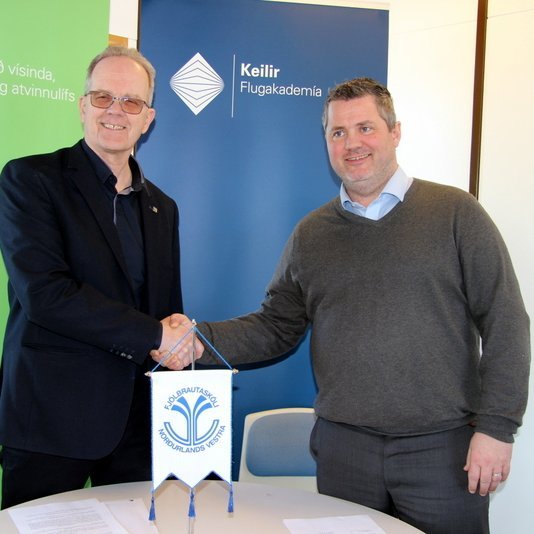 Þorkell Þorsteinsson, skólameistari FNV og Sveinn Björgvinsson, flugrekstrarstjóri Flugakademíu Keilis, handsala samning skólanna tveggja um samstarf sín á milli. Mynd: PF.
