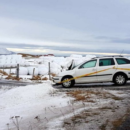 Bíllinn skemmdist mikið og ökumaður slapp við alvarleg meiðsli. Mynd: FE.