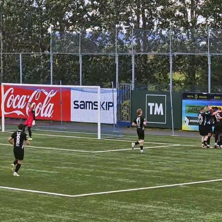 Leikmenn Kormáks/Hvatar fagna marki Arturs í dag. MYND AF AÐDÁENDASÍÐUNNI