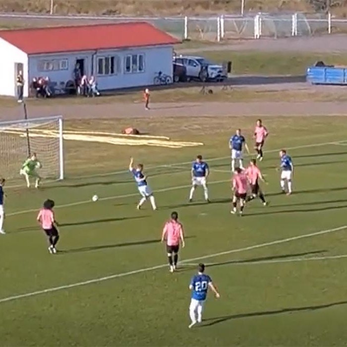 Húnvetningar minnka muninn með skoti frá vítapunkti. SKJÁSKOT
