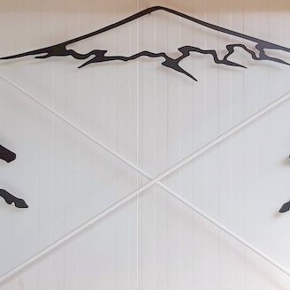 Í anddyri reiðhallarinnar Svaðastaða á Sauðárkróki er að finna listaverk Einars Gíslasonar frá Brúnum í Eyjafjarðarsveit af skeiðkappreiðum þeirra Þóris dúfunefs á Flugu og Arnar landshornamanns, á hestinum Sini sem fram fór á Kili. Mynd: PF.