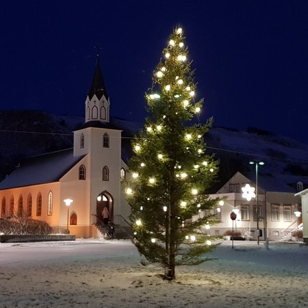 Vegna sóttvarnareglna var ekki um hefðbundna dagskrá að ræða við tendrun jólaljósanna á Kirkjutorgi. Mynd: PF.