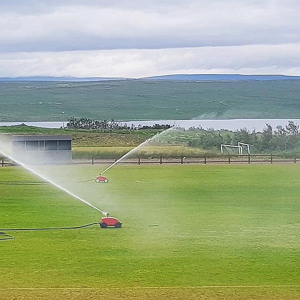 Iðagrænn Kirkjuhvammsvöllur vökvaður í báða enda. MYND AF AÐDÁENDASÍÐU KORMÁKS