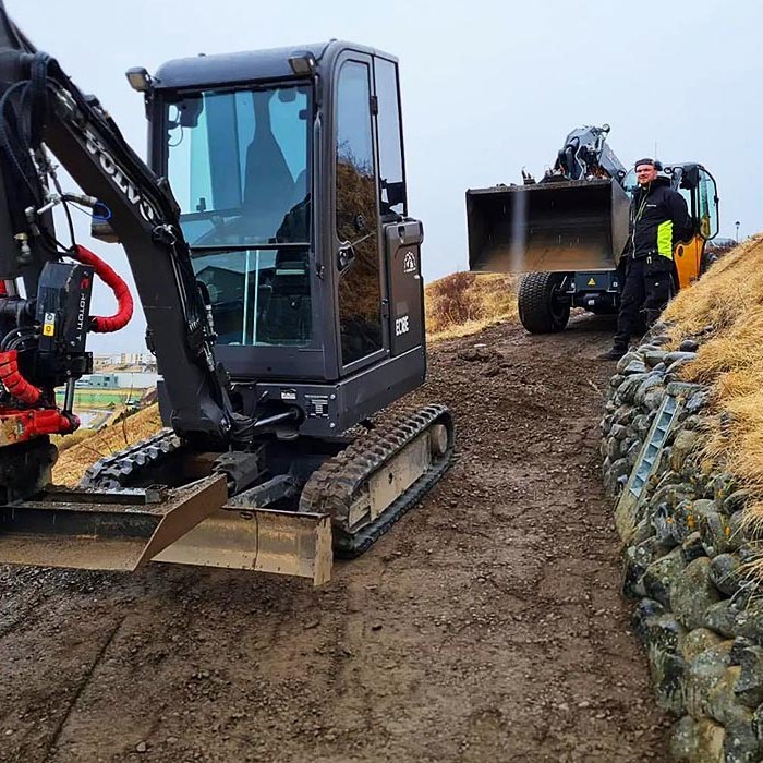 Vinnuvélar á fullu við efri beygjuna á Kirkjustígnum. MYND AF FB-SÍÐU Þ. HANSEN