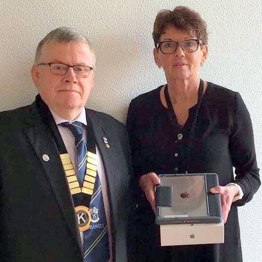 Karel Sigurjónsson, formaður Kiwanisklúbbsins Drangeyjar, og Herdís Klausen yfirhjúkrunarfræðingur. Aðsend mynd.