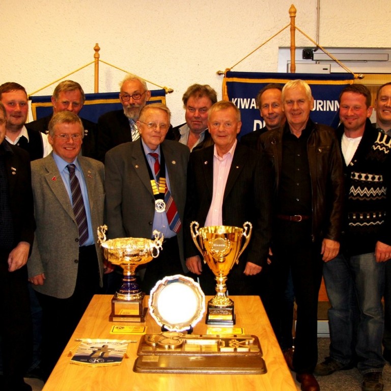 Félagsmenn í Kiwanisklúbbnum Drangey á Sauðárkróki með verðlaunagripina. Ljósm./BÞ