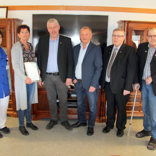 Frá afhendingu tækjanna sl. föstudag. Hér standa fyrir framan tækið í setustofu: Kristrún Snjólfsdóttir, Herdís Klausen, Gunnsteinn Björnsson, Jónas Svavarsson, Bjarki Tryggvason og Leó Viðar Leósson. Mynd: PF