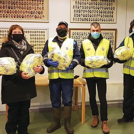 Frá afhendingunni. Hinir grímuklæddu eru frá vinstri: Óskar Björnsson, skólastjóri, Ragnheiður Matthíasdóttir, deildarstjóri yngsta stigs, Gunnar Línberg Sigurjónsson, kjörforseti Kiwanisklúbbsins Drangeyjar, Sigurbjörn Bogason, þjónustustjóri hjá VÍS, Ingólfur Guðmundsson og Emil Hauksson Kiwanisfélagar. Mynd: PF.