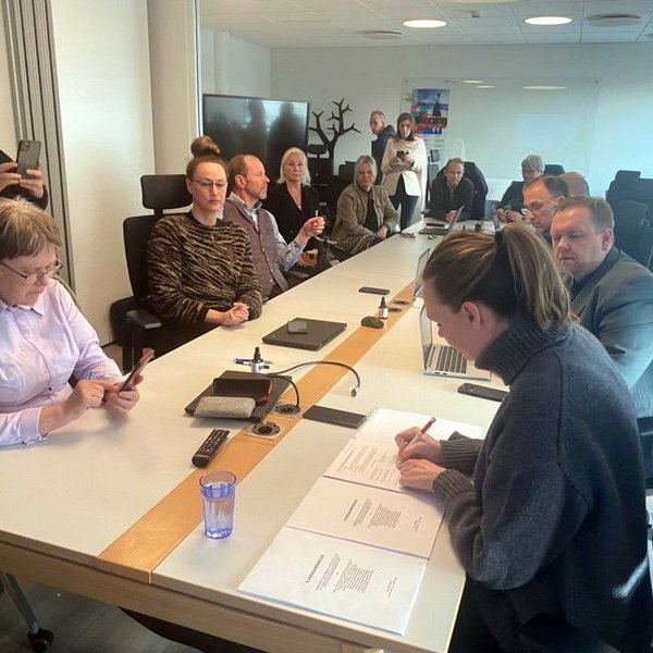 Frá undirritun í húsnæði ríkissáttasemjara að morgni 10. júní 2023. Mynd af bsrb.is.