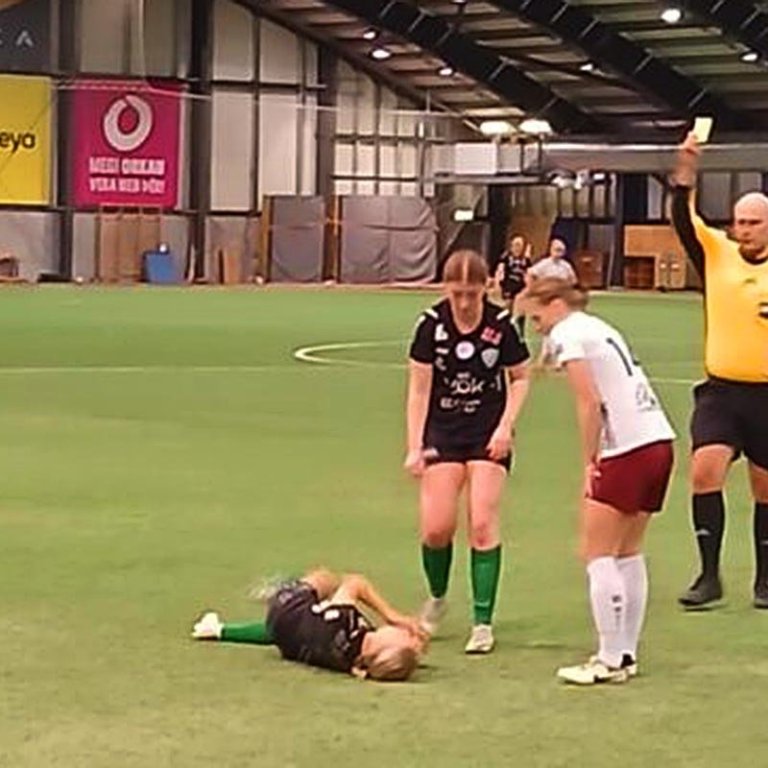 Leikmaður Tindastóls fær að líta gula spjaldið í leiknum gegn FHL á dögunum. MYND AF VEF KDN