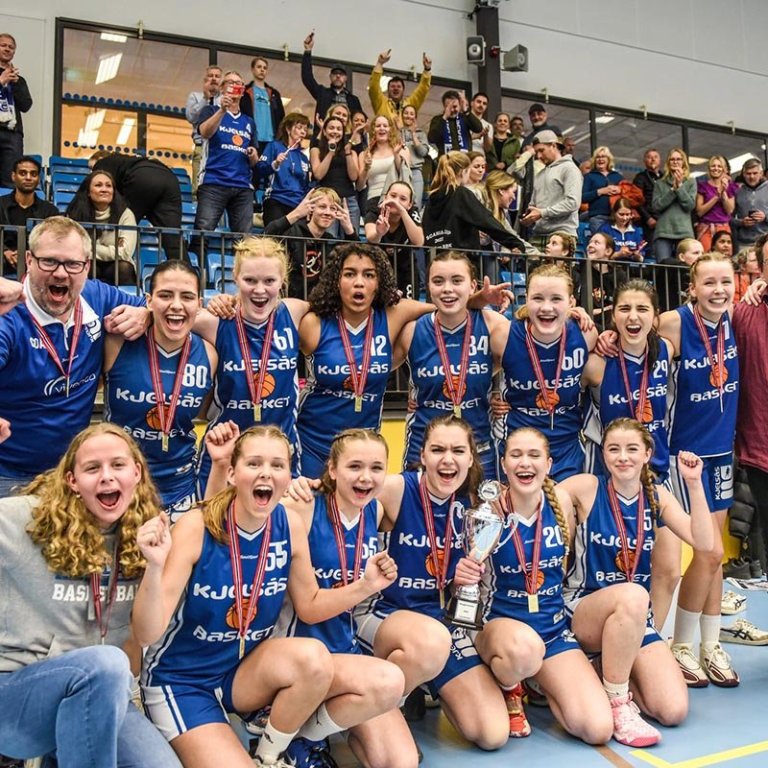 Lið og starfsmenn Kjelsås fagna titlinum. Ómar er annar frá vinstri í efri röð en Rakel Sif önnur frá hægri í neðri röð.