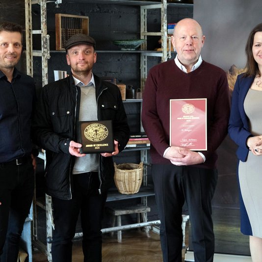 Stefán Ingi Svansson, matreiðslumaður, og Tómas Árdal, eigandi KK restaurant, taka við viðurkenningu úr höndum Péturs Sæmundssonar, fulltrúa dómnefndar og frú Elizu Reid forsetafrúar. Aðsend mynd.