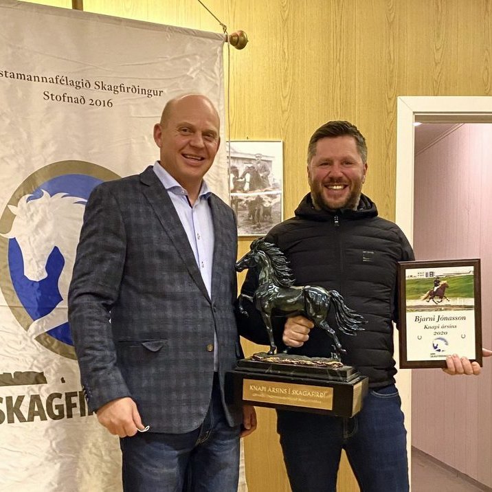 Knapi ársins hjá Skagfirðingi, Bjarni Jónasson, tekur við viðurkenningum úr hendi Elvars Einarssonar, formanns félagsins. Mynd: Skagfirðingur.is.