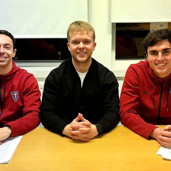 David og Manu ásamt Jóhanni Daða formanni knattspyrnudeildar Tindastóls. MYND AF NETINU