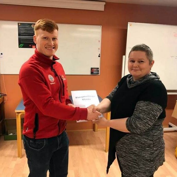 Hjálmar Björn Guðmundsson, formaður Björgunarfélagsins Blöndu, tekur við afrakstri basarsins úr hendi Snjólaugar Maríu Jónsdóttur. Mynd af Facebooksíðu Björgunarfélagsins Blöndu.