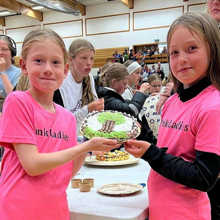 Tvær ungar snótir með skreytta köku. Rosaleg þátttaka var í kökuskreyringakeppninni en eftir að úrslit voru kunngerð og verðlaun afhent þá glataði sérgreinastjóri keppninnar einu blaðinu með úrslitunum. Þau verða því sennilega ekki skráð í sögubækur. MYND: JÓN AÐALSTEINN BALDVINSSON
