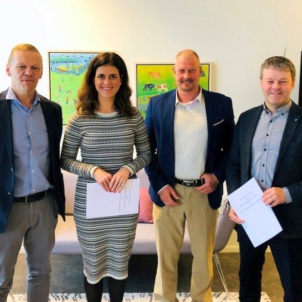 Við undirritun viljayfirlýsingar um uppbyggingu koltrefjaframleiðslu í Skagafirði 27. maí sl. F.v. Gísli Sigurðsson, Þórdís Kolbrún Reykfjörð Gylfadóttir, Stefán Vagn Stefánsson,og Sigfús Ingi Sigfússon. Aðsend mynd.